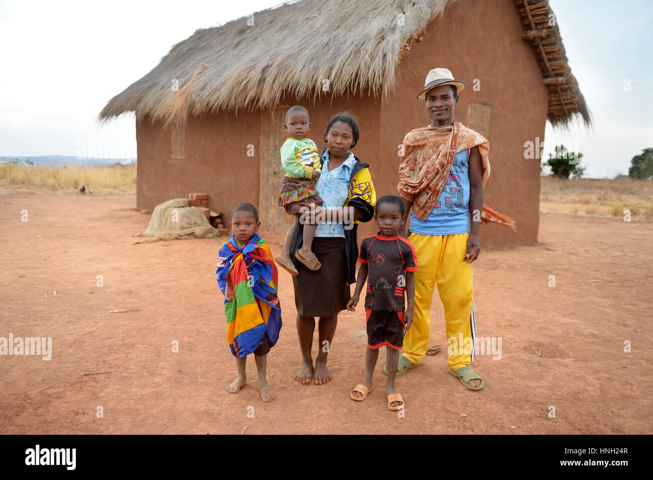 Familie mit drei Kindern vor der Hütte, Tsiroanomandidy Bezirk, Bongolava Region, Madagaskar Stockfoto