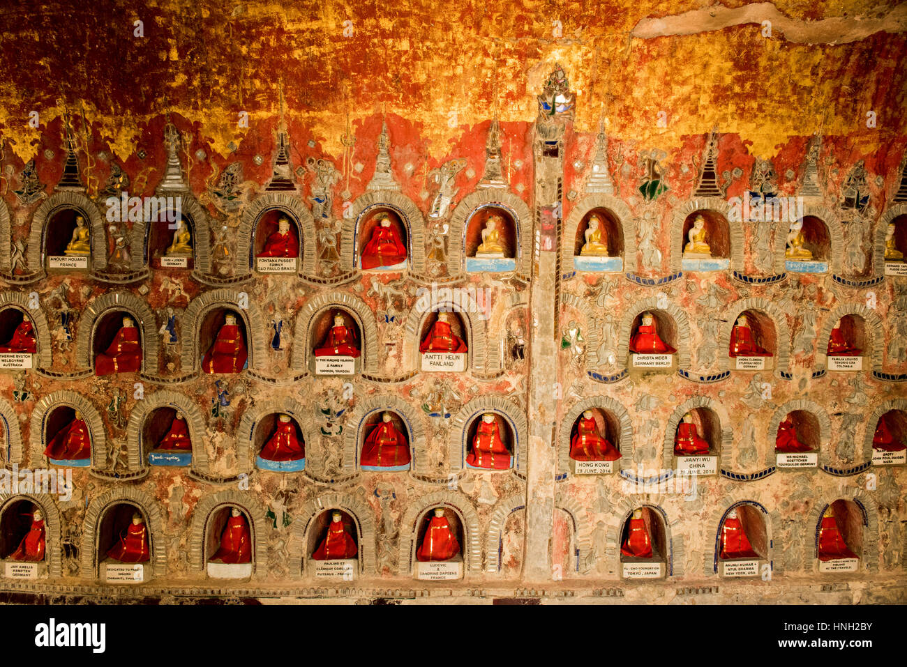 Detail im Shwe Yan Pyay Kloster mit buddhistischen Symbolen und verwitterte Wände schaffen eine markante buddhistischen Umgebung Stockfoto