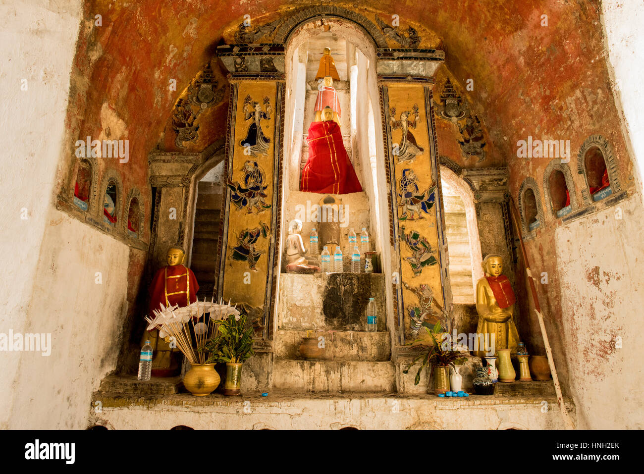 Detail im Shwe Yan Pyay Kloster mit buddhistischen Symbolen und verwitterte Wände schaffen eine markante buddhistischen Umgebung Stockfoto