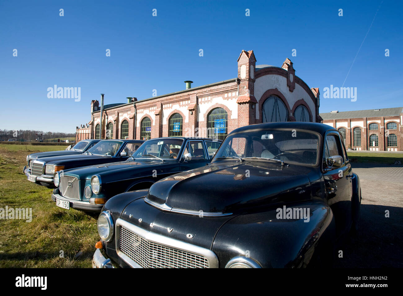 Deutschland, Waltrop, Volvo PV 544 Oldtimer vor einem Gebäude der ehemaligen Zeche Waltrop Stockfoto