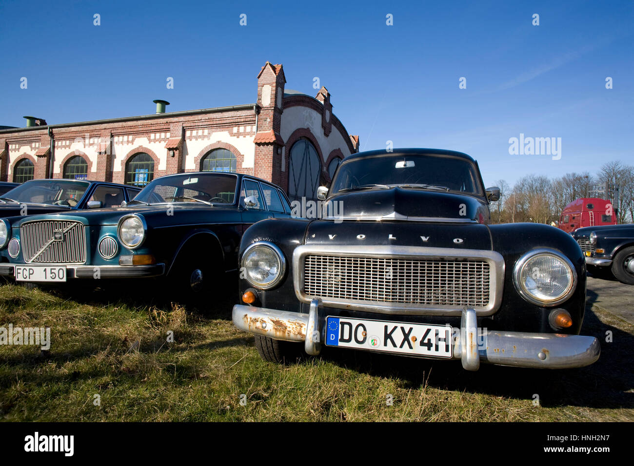 Deutschland, Waltrop, Volvo PV 544 Oldtimer vor einem Gebäude der ehemaligen Zeche Waltrop Stockfoto