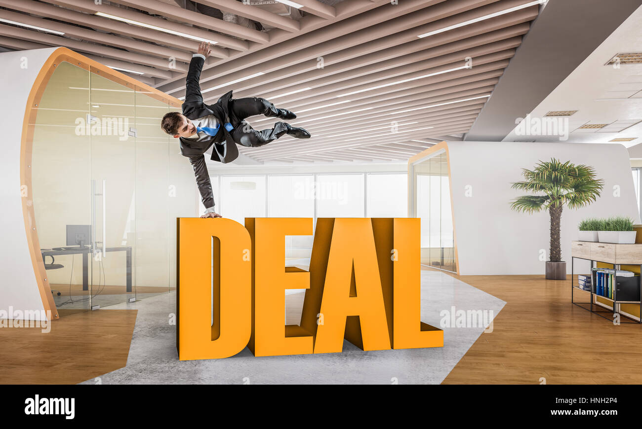 Fröhliche Jungunternehmer tanzen in seinem Büro. Mixed-media Stockfoto