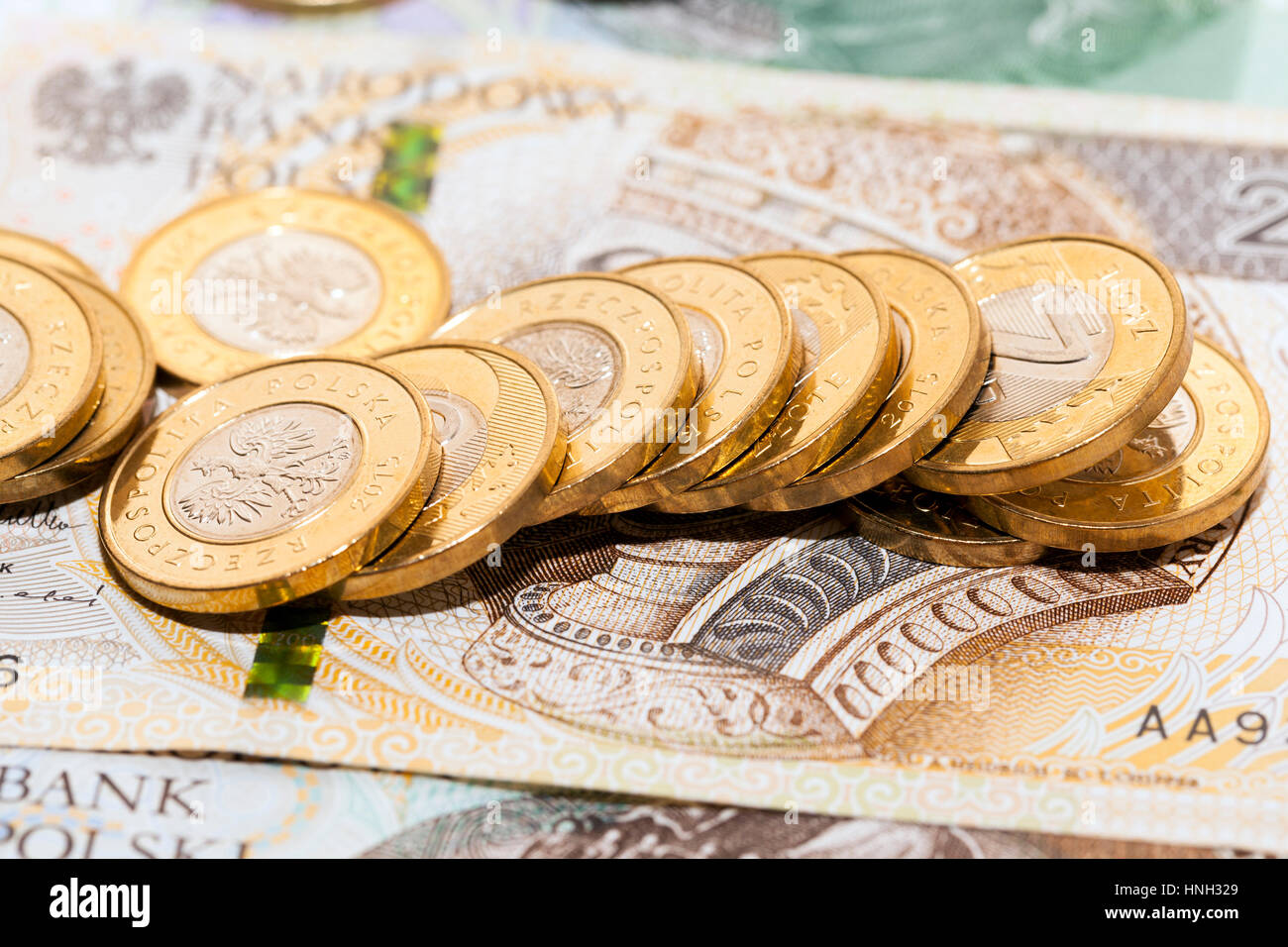 Polnische Banknoten und Münzen fotografiert Nahaufnahme. Gezeigten Details des Geldes mit internationalen Bezeichnung - PLN flache Schärfentiefe, Foto her Stockfoto