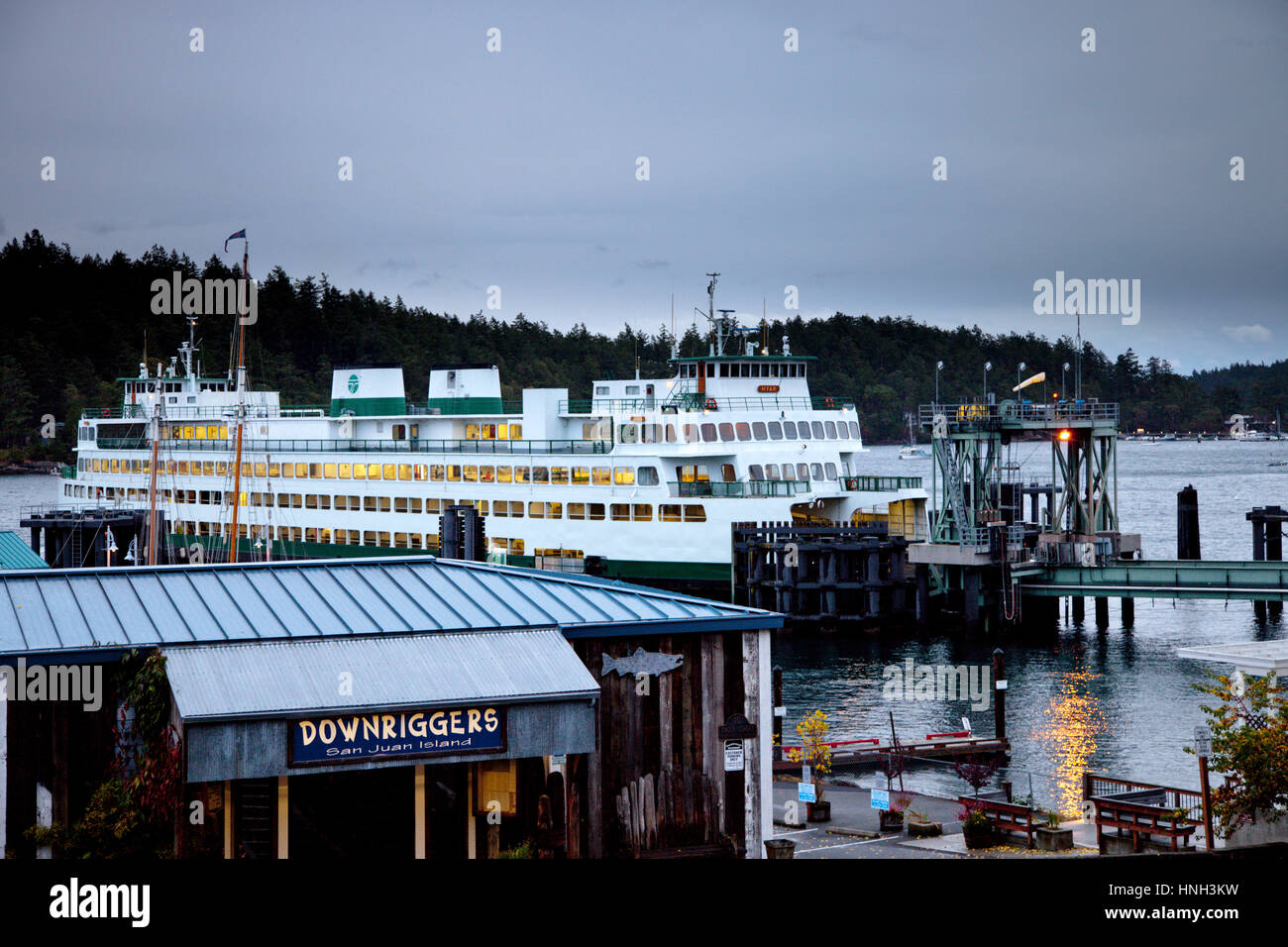 Fähre in Freitag angedockt Hafen, San Juan Island Washington State USA Stockfoto