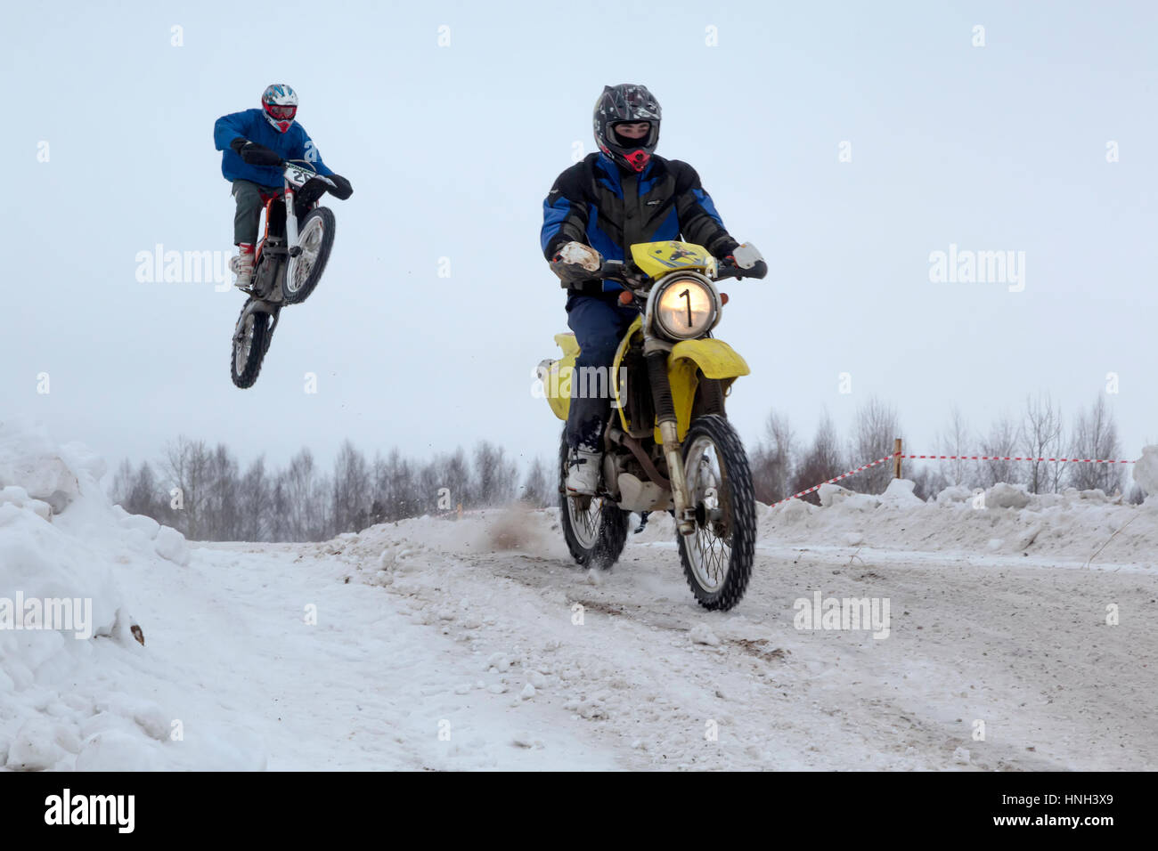 Sportler zum Sport Motorräder die Spur im Winter Motocross Wettbewerbe während der "Winterspaß" Festival in Uglitsch, Russland Stockfoto