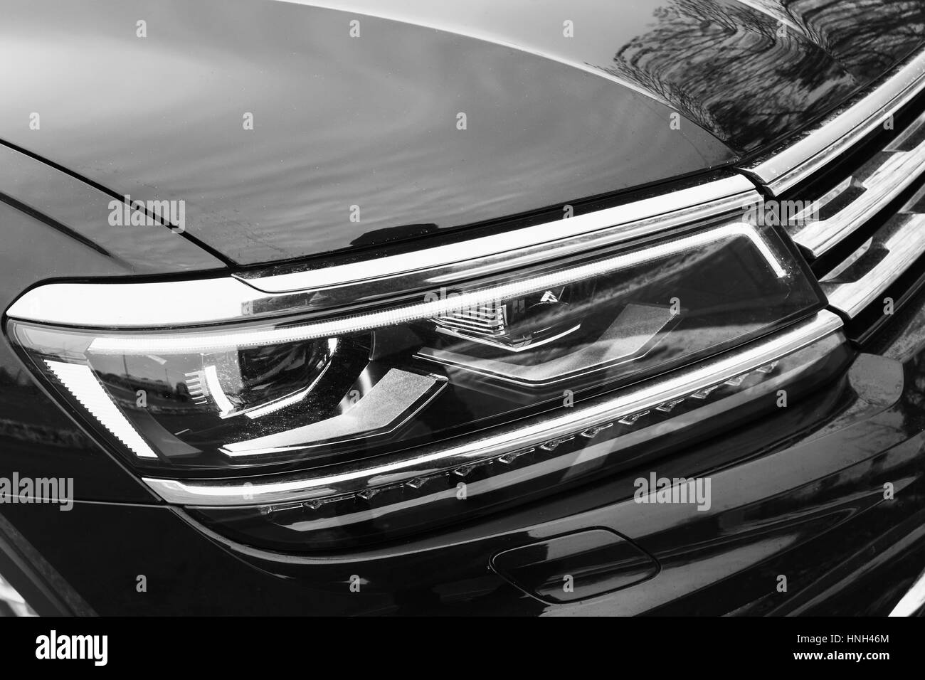 Led scheinwerfer auto Schwarzweiß-Stockfotos und -bilder - Alamy