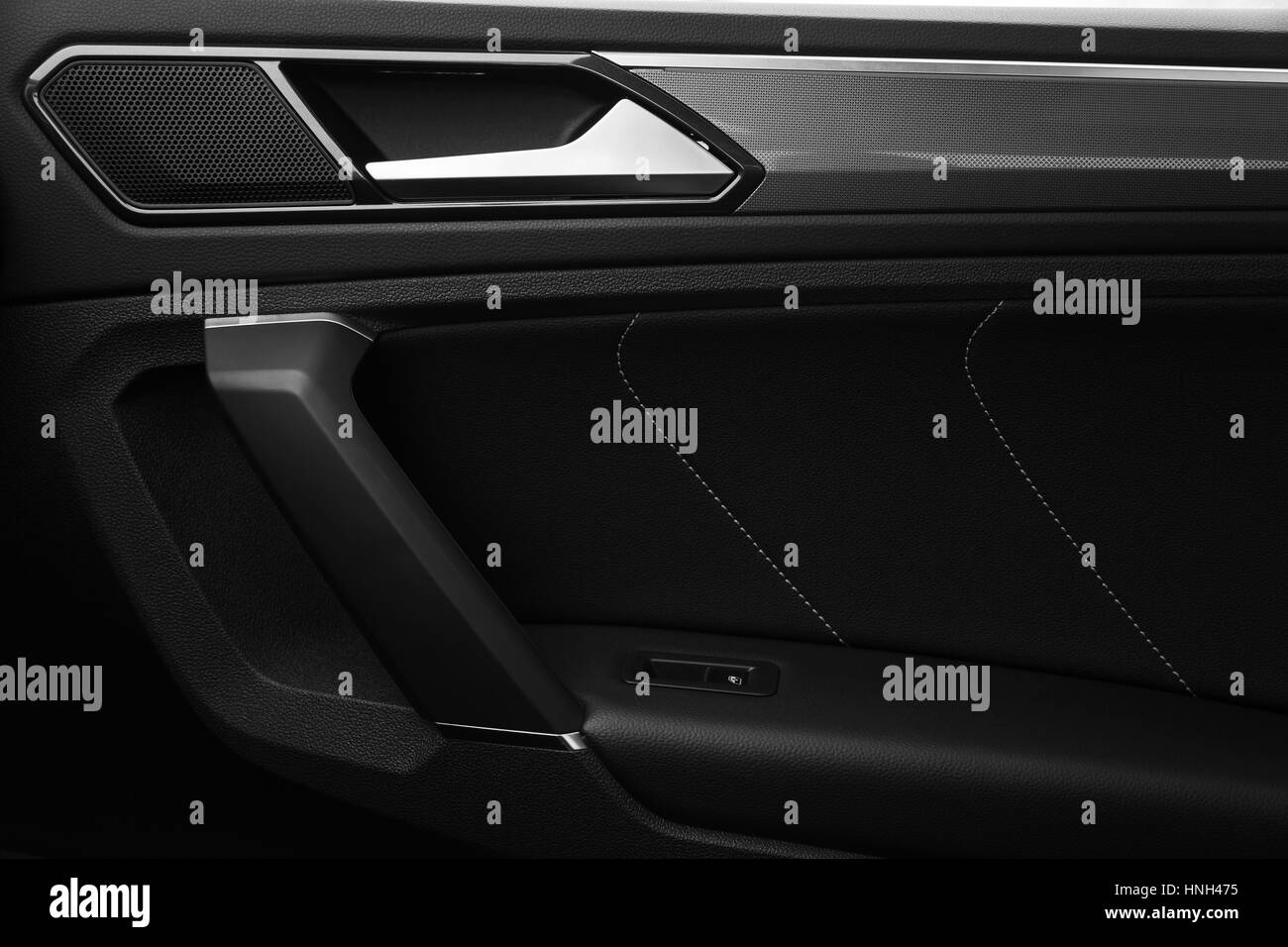 Innerer Türgriff, moderne schwarze Auto Innenraum detail Stockfoto
