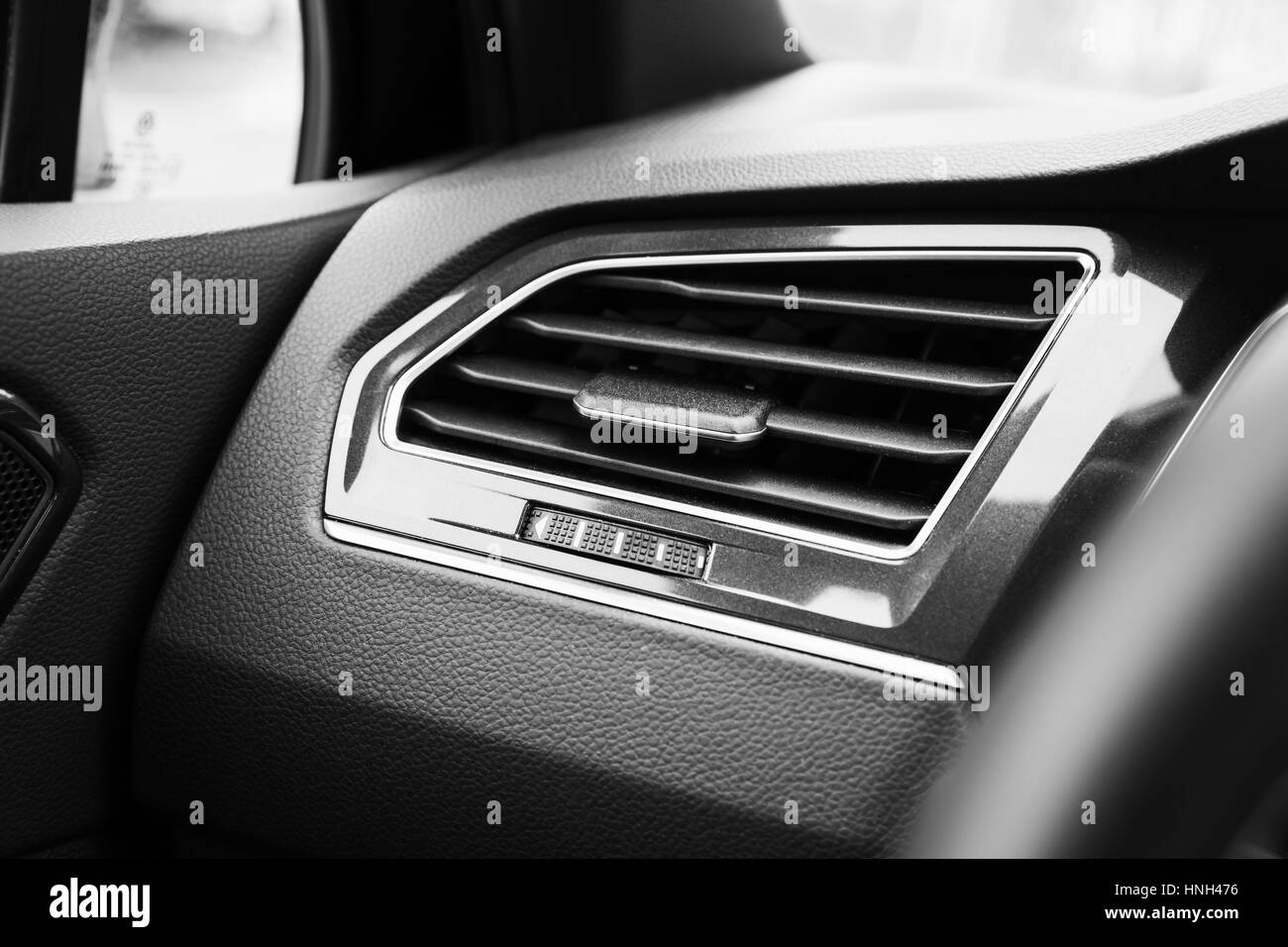 Luft-Lüftungsgitter mit Leistungsregler, modernes Auto Innenraum detail  Stockfotografie - Alamy