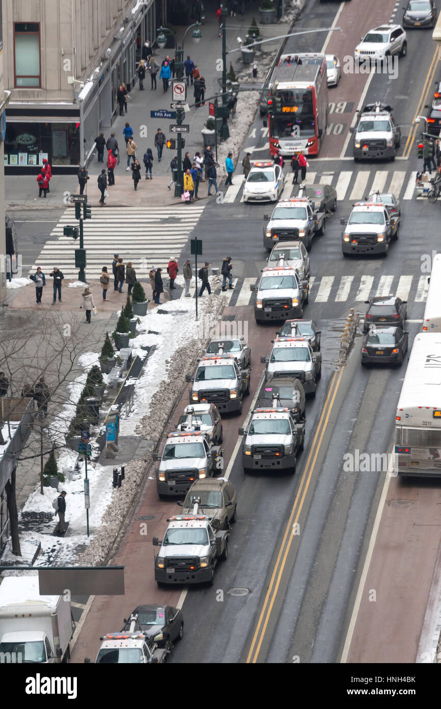 Große Gruppe von City Abschleppwagen mit Autos im Schlepptau, NYC, USA Stockfoto