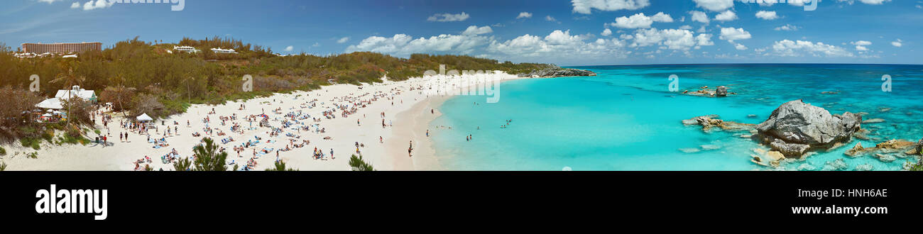 Panorama von Hufeisen Beach in Bermuda Insel. Menschen im Urlaub auf rosa Strandsand Stockfoto