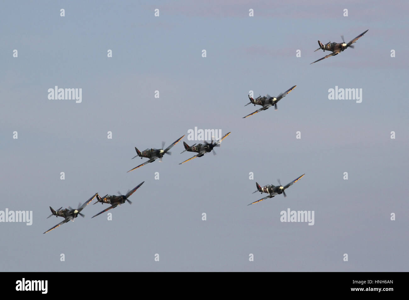 Sieben Spitfires verschiedener Marken und darunter mehrere zwei - Sitz Konvertierungen mit einem Bildung flypast in Duxford Airshow. Stockfoto