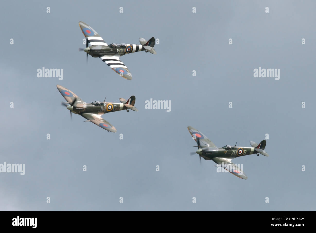 Drei Supermarine Spitfires, MkV, MkIX und ein T9 in einem Vic von drei mit einem Flypast in Duxford Airshow. Stockfoto