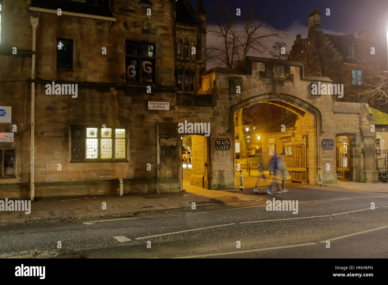 Haupteingang der Universität Glasgow spät in der Nacht auf der University avenue Stockfoto