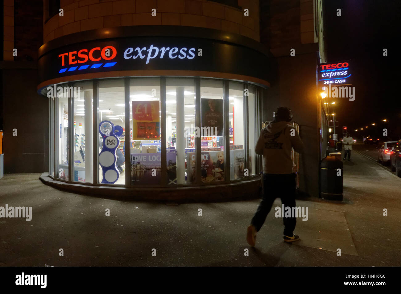 Glasgow Straße Nachtszenen Tesco Express spät abends Stockfoto