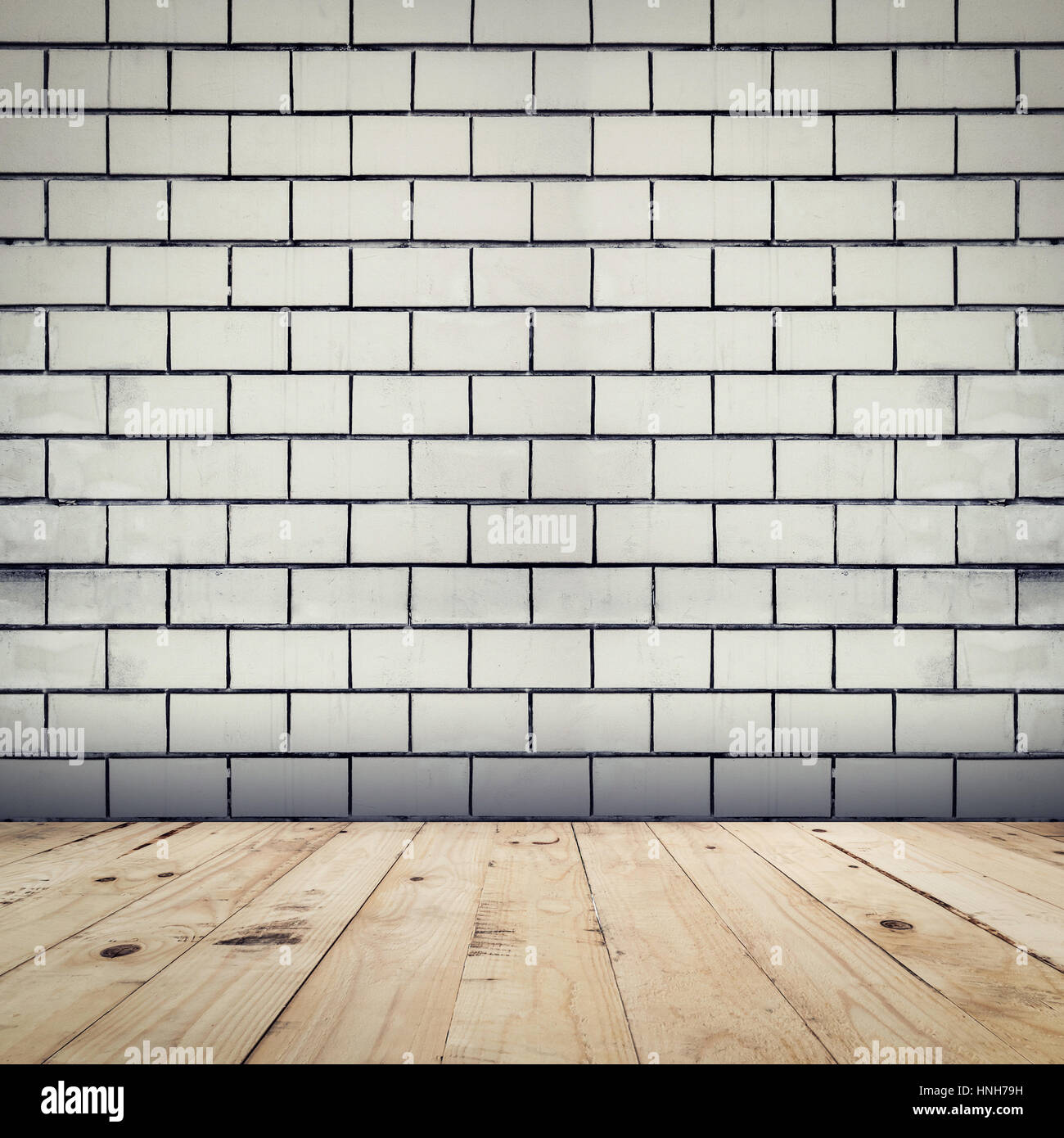 Grunge weiße Ziegel Wand Hintergrund und Holzboden Perspektive Innenraum. Stockfoto