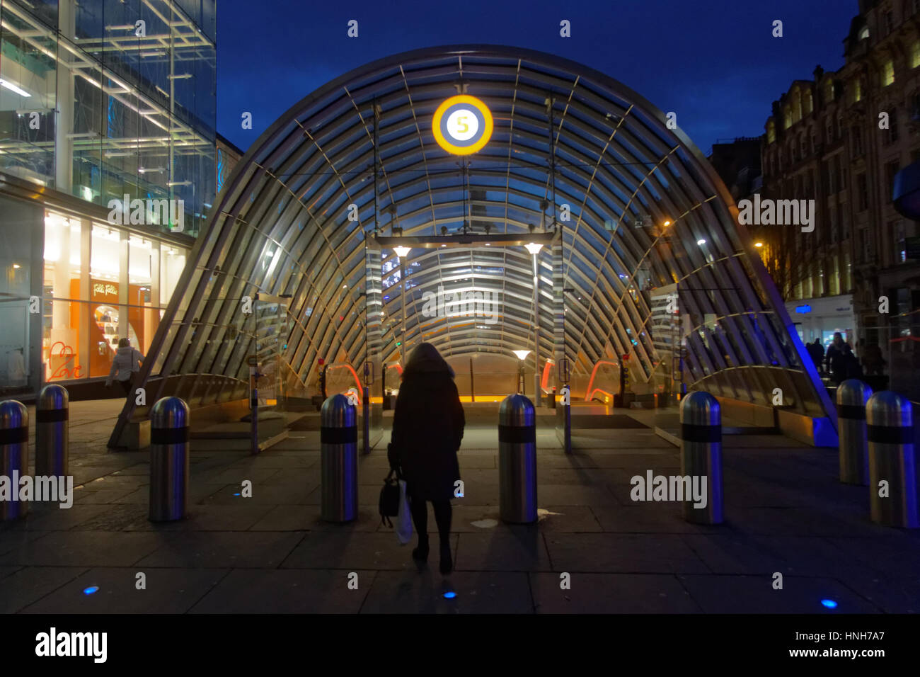 Glasgow u-Bahn oder U-Bahn-Eingang zu St. Enoch Bahnhof Nacht Stockfoto