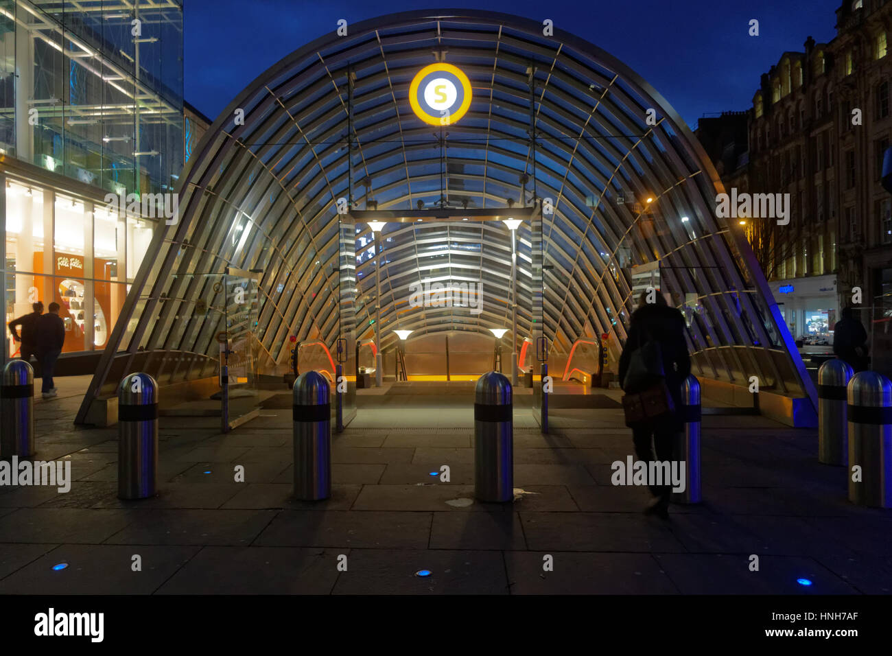 Glasgow u-Bahn oder U-Bahn-Eingang zu St. Enoch Bahnhof Nacht Stockfoto