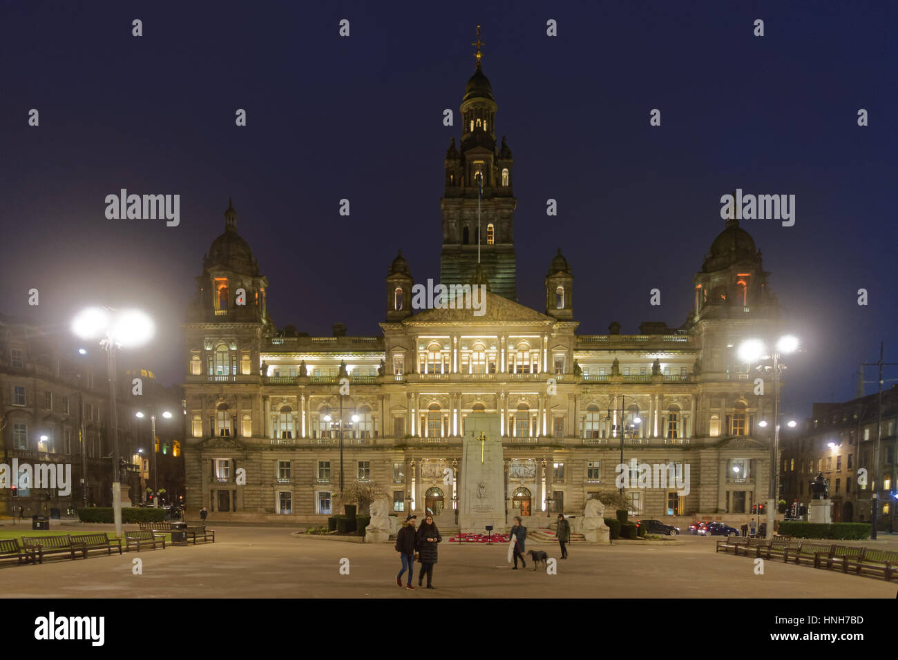 Glasgow George Square Kenotaph und Gemeinderat am Hauptsitz der Stadt-Kammern Stockfoto
