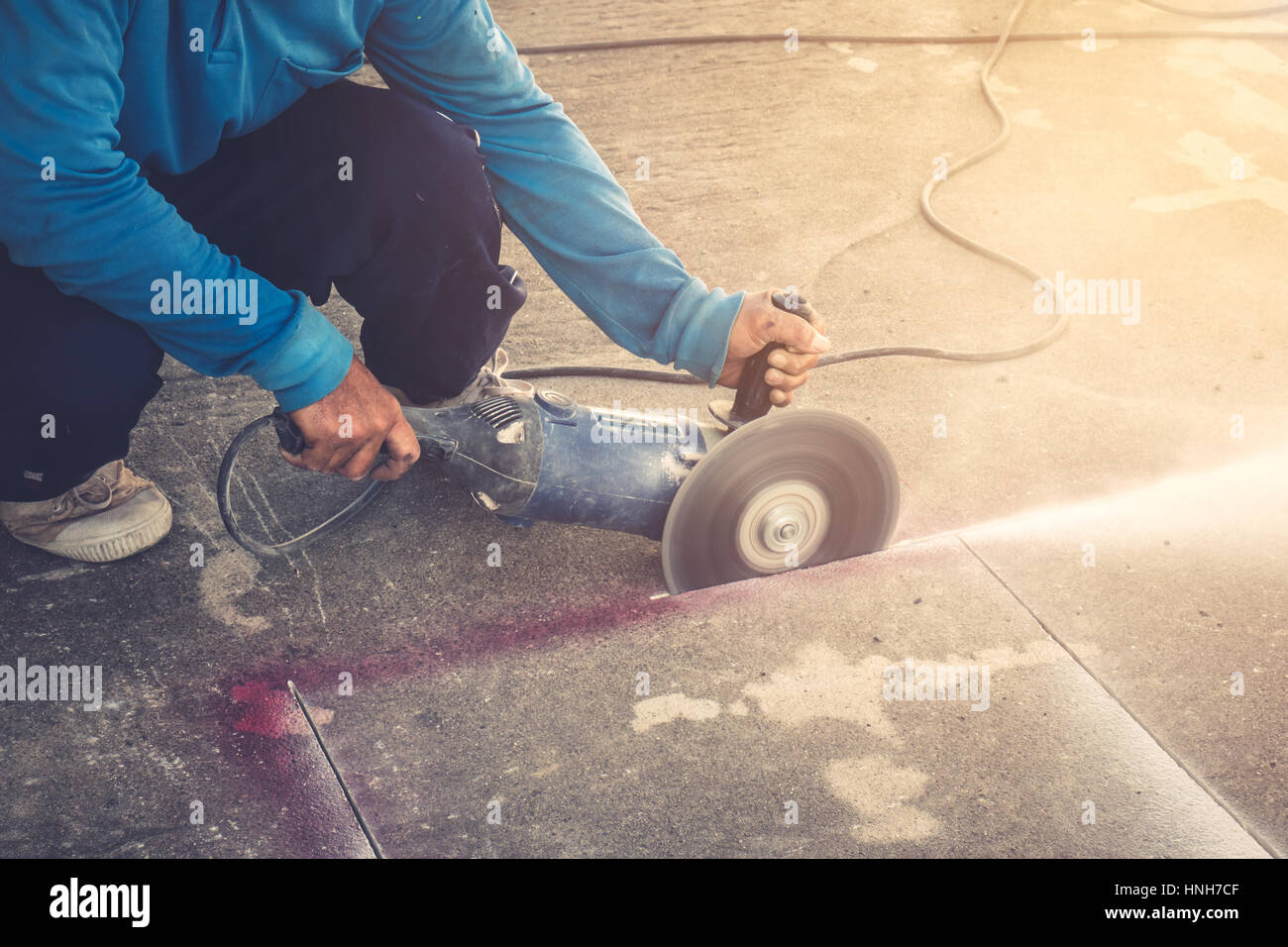 Nahaufnahme der Hand Mann schneiden Betonboden mit Maschine. Stockfoto