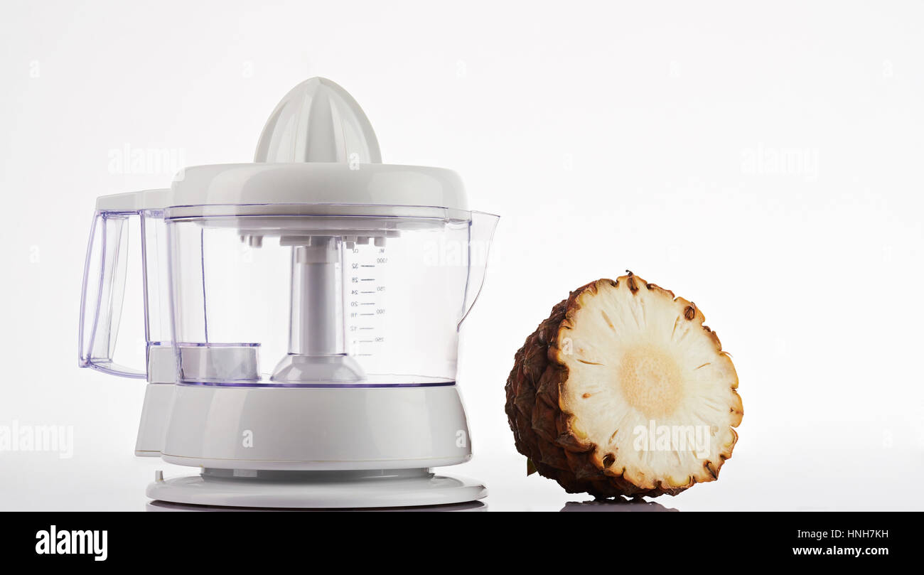 Moderne Mixer mit Ananas auf weiß isoliert Stockfoto