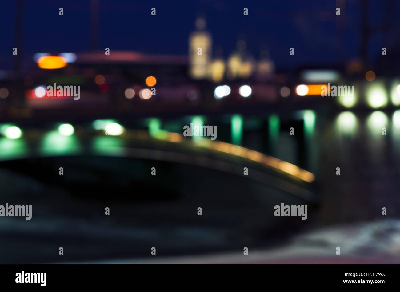 Unscharfes Foto des Stadtbildes mit Silhouetten von Gebäuden, Brücke, Damm und Bus, Sankt-Petersburg, Russland Stockfoto