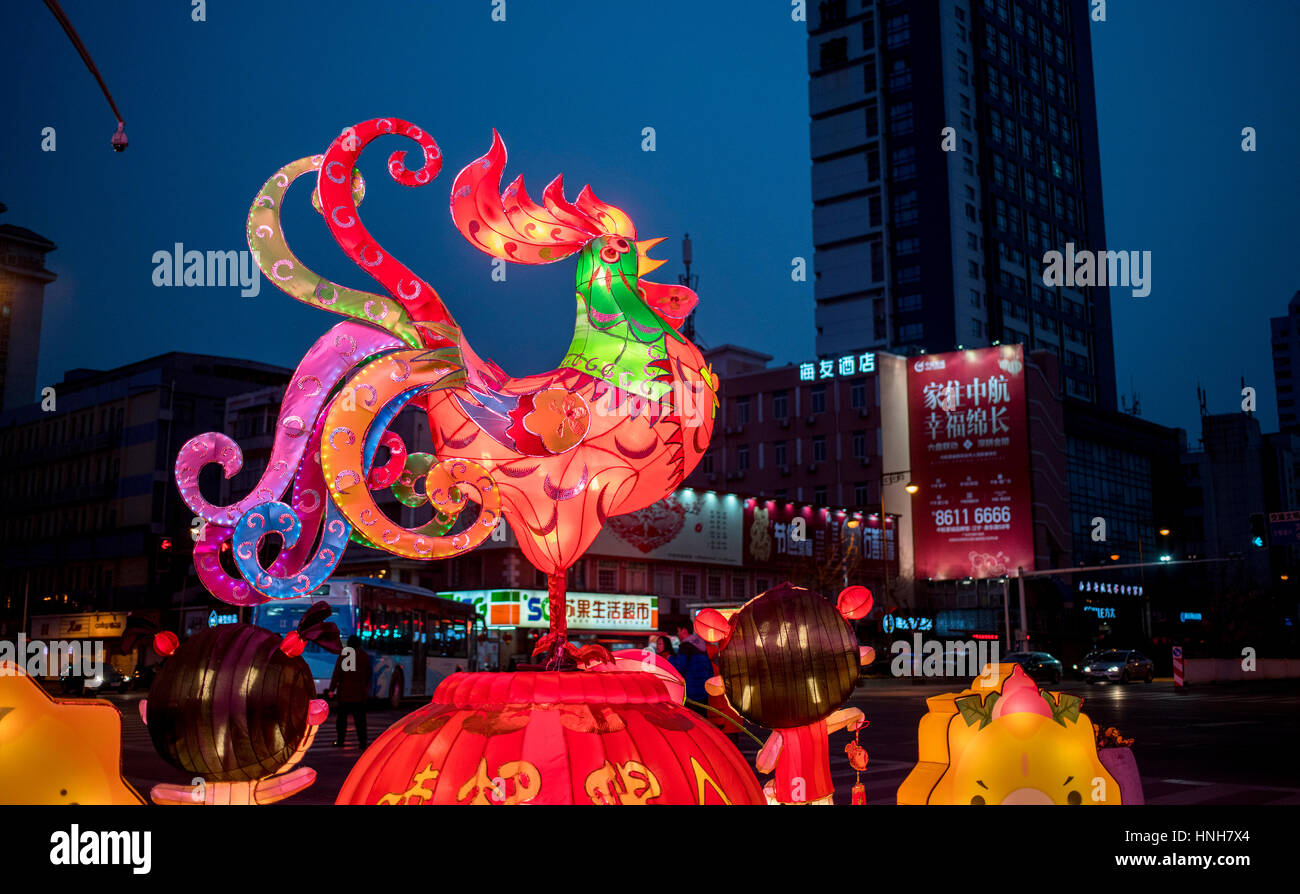 Menschen genießen die bunten Laternen auf Nanjing Qinhuai Laternenfest Stockfoto