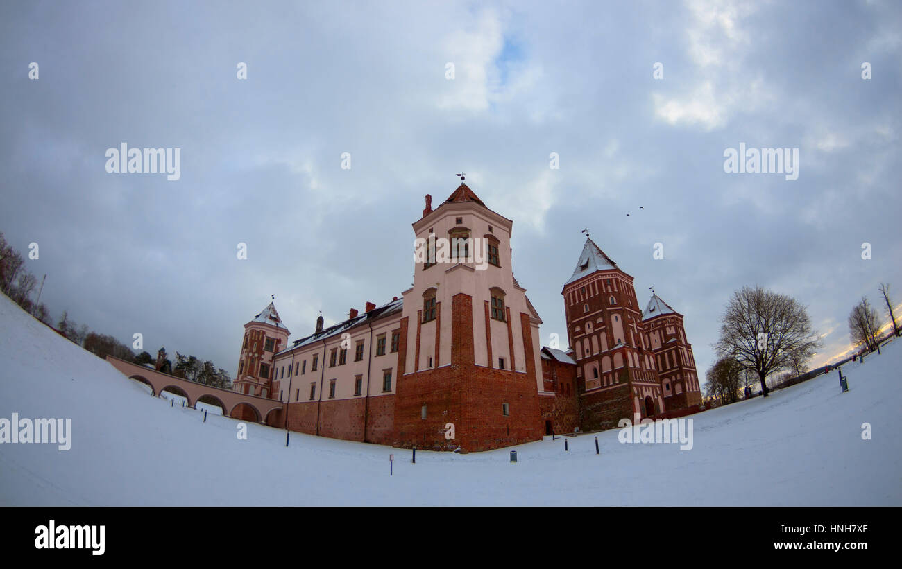 Burg in Mir, Belarus, Panorama-Foto-Shooting mit Fish-Eye-Objektiv, historischer Ort, polnische Festung in der Vergangenheit, Museum in einer Gegenwart, Wintertag Stockfoto