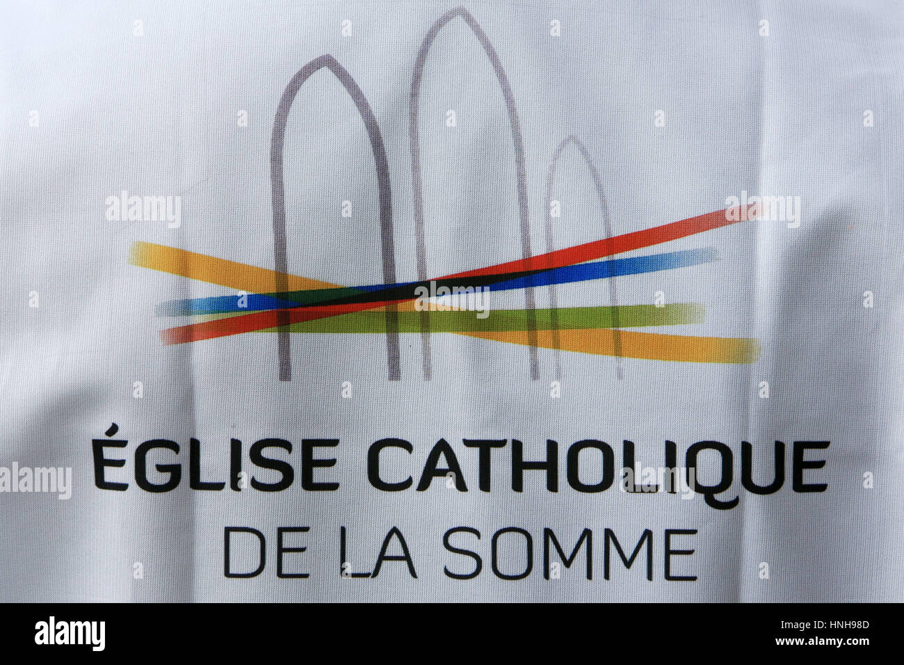 Panneau "Eglise Catholique Yvelines". Stockfoto