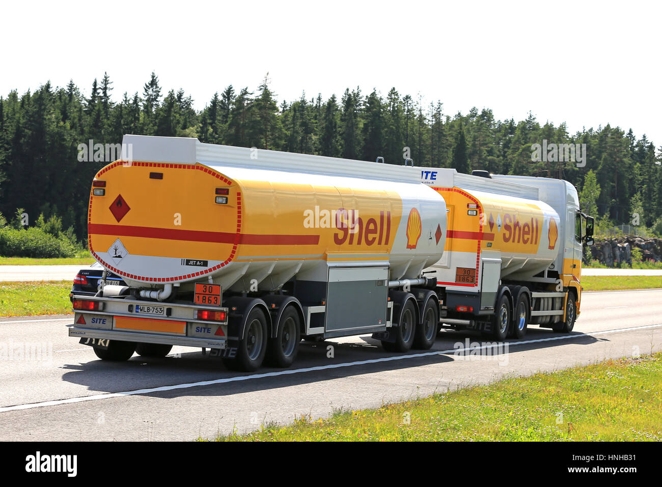 PAIMIO, Finnland - 1. Juli 2016: Royal Dutch Shell plc, allgemein bekannt als Shell, Kraftstoff-LKW schleppt Kerosin auf Autobahn an einem sonnigen Tag wenn Sommer. Die Stockfoto