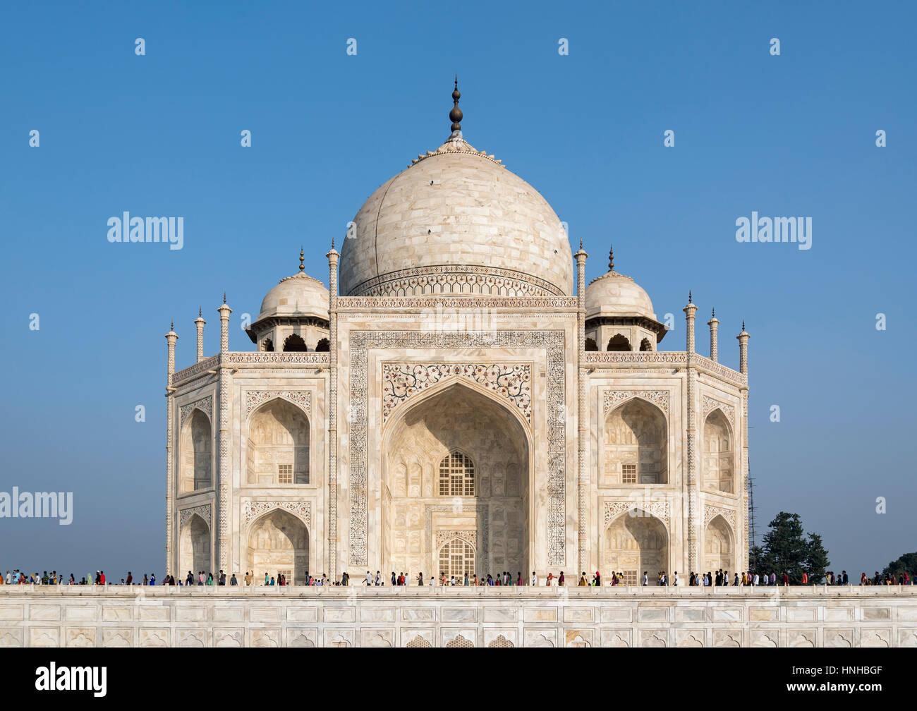 Menschen-Warteschlange zu sehen, das Grab der Kaiserin Mumtaz am Taj Mahal, Agra, Indien Stockfoto