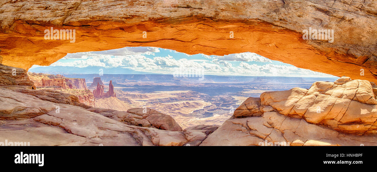 Panorama des berühmten Mesa Arch, Wahrzeichen des amerikanischen Westens, beleuchtet Golden im schönen Morgenlicht an einem schönen sonnigen Tag, Utah, USA Stockfoto