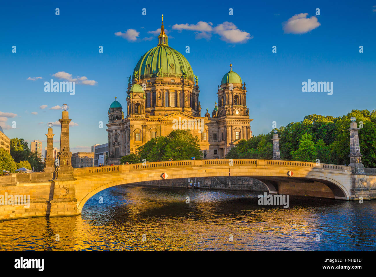 Schöne Aussicht auf historische Berliner Dom (Berliner Dom) auf der Museumsinsel (Museum Insel) mit berühmten Friedrichsbrucke über Spree Fluss bei Sonnenuntergang Stockfoto