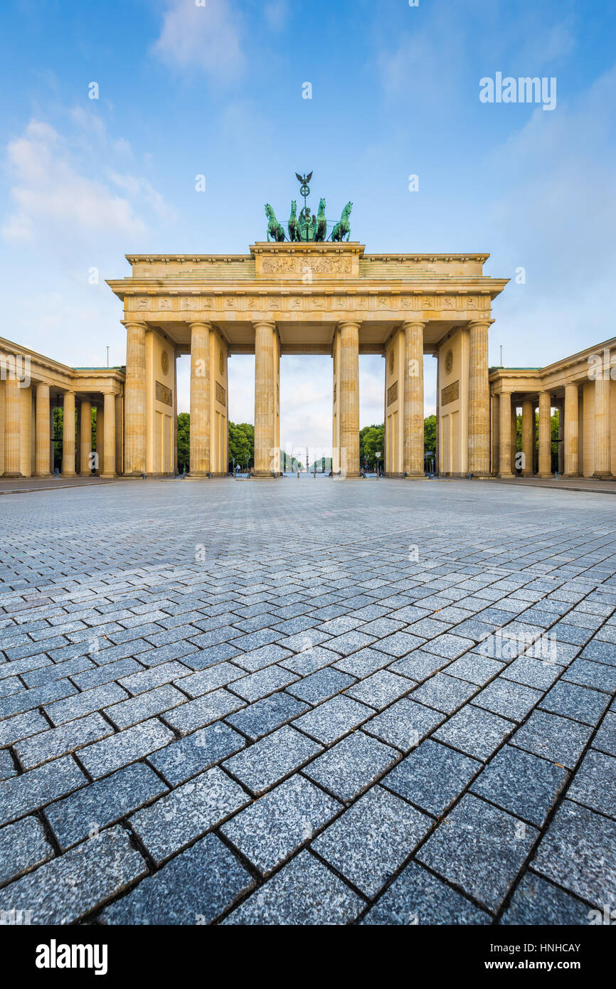 Klassische vertikale Ansicht des Brandenburger Tor, ein nationales Symbol von Deutschland, im schönen goldenen Morgenlicht bei Sonnenaufgang, Berlin Mitte, Germany Stockfoto