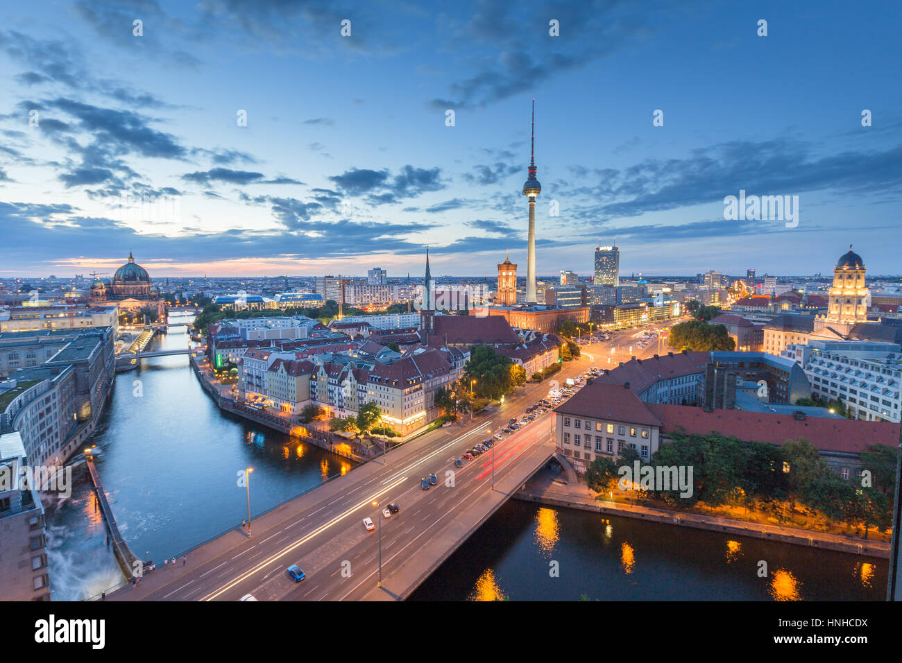 Klassische Luftaufnahme der Berliner Skyline mit berühmten Fernsehturm und Spree entlang in schönen Beitrag Sonnenuntergang Dämmerung während der blauen Stunde in der Abenddämmerung, Deutschland Stockfoto