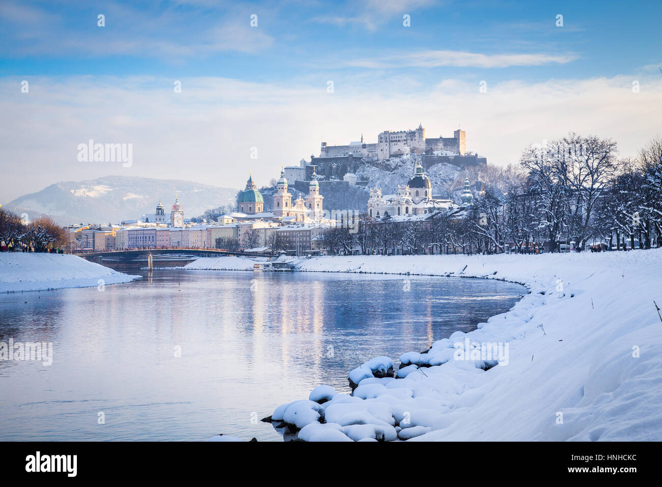 Klassische Ansicht von der historischen Stadt Salzburg mit Salzach Fluss an einem schönen kalten sonnigen Tag mit blauem Himmel und Wolken im Winter, Salzburger Land Stockfoto