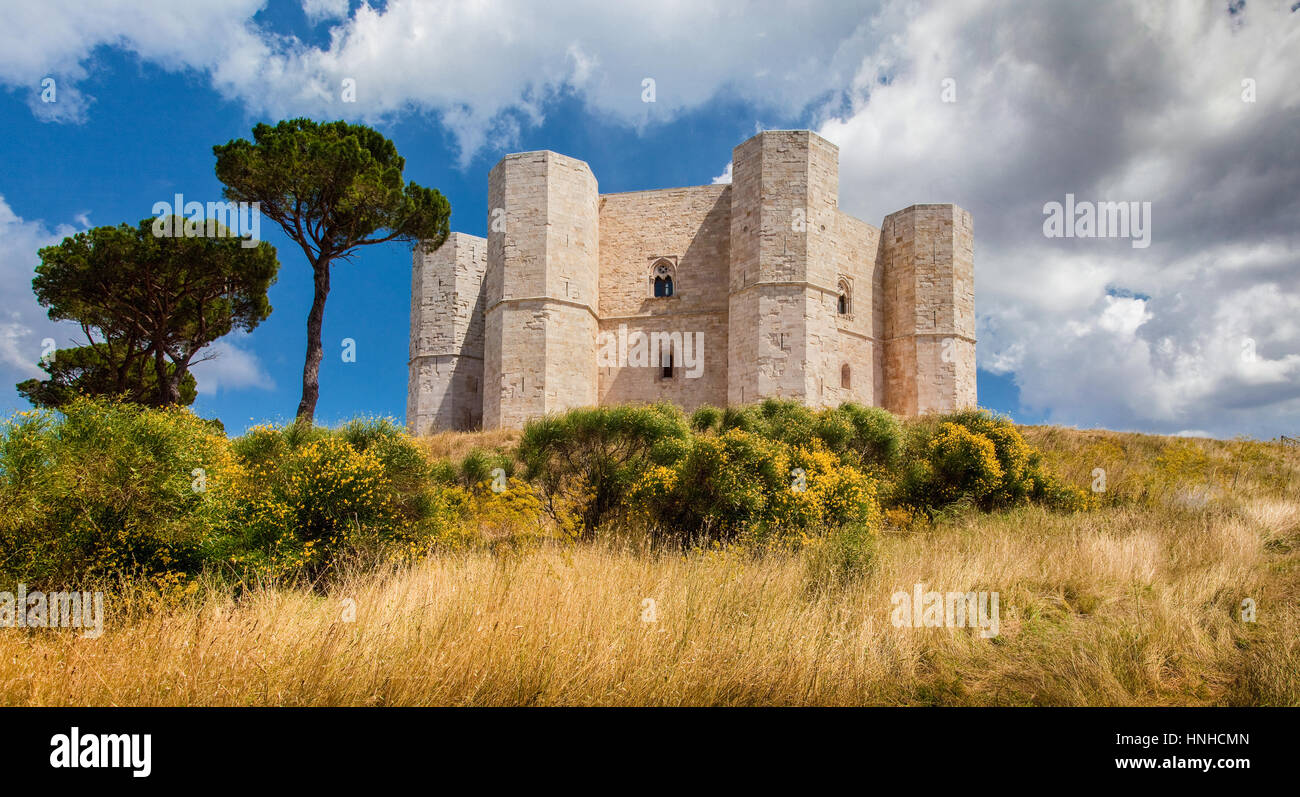 Panoramablick von berühmten Castel del Monte, die historische Burg in eine achteckige Form durch den Heiligen römischen Kaiser Frederick II, Apulien, Italien Stockfoto