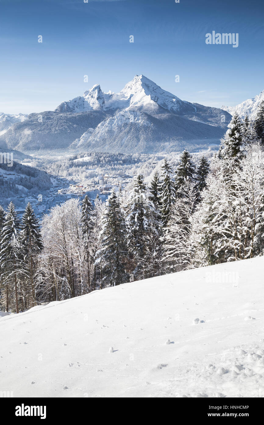 Vertikale Ansicht der schönen Winterlandschaft Wunderland mit der historischen Stadt Berchtesgaden und Watzmann Aussichtsberg in den Alpen, Bayern, Deutschland Stockfoto