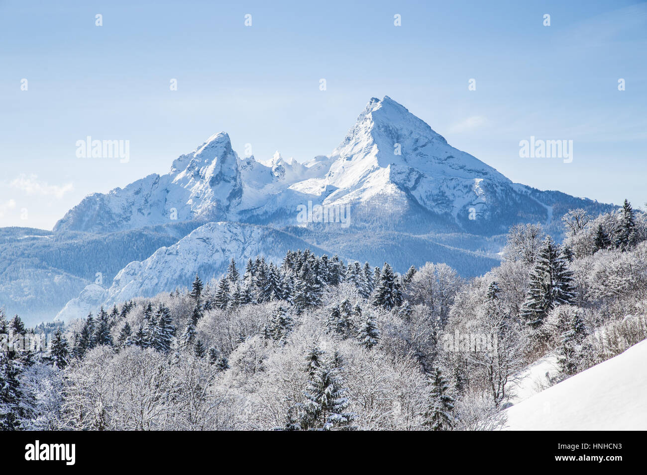 Klassische Ansicht des berühmten Watzmann-Berg-Gipfel auf einem schönen kalten sonnigen Tag mit blauem Himmel und Wolken im Winter, Nationalpark Berchtesgadener Land, B Stockfoto