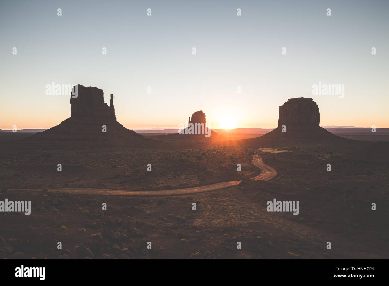 Klassische Ansicht des malerischen Monument Valley mit dem berühmten Fäustlinge und Merrick Butte im schönen goldenen Morgenlicht bei Sonnenaufgang im Sommer, Arizona, USA Stockfoto