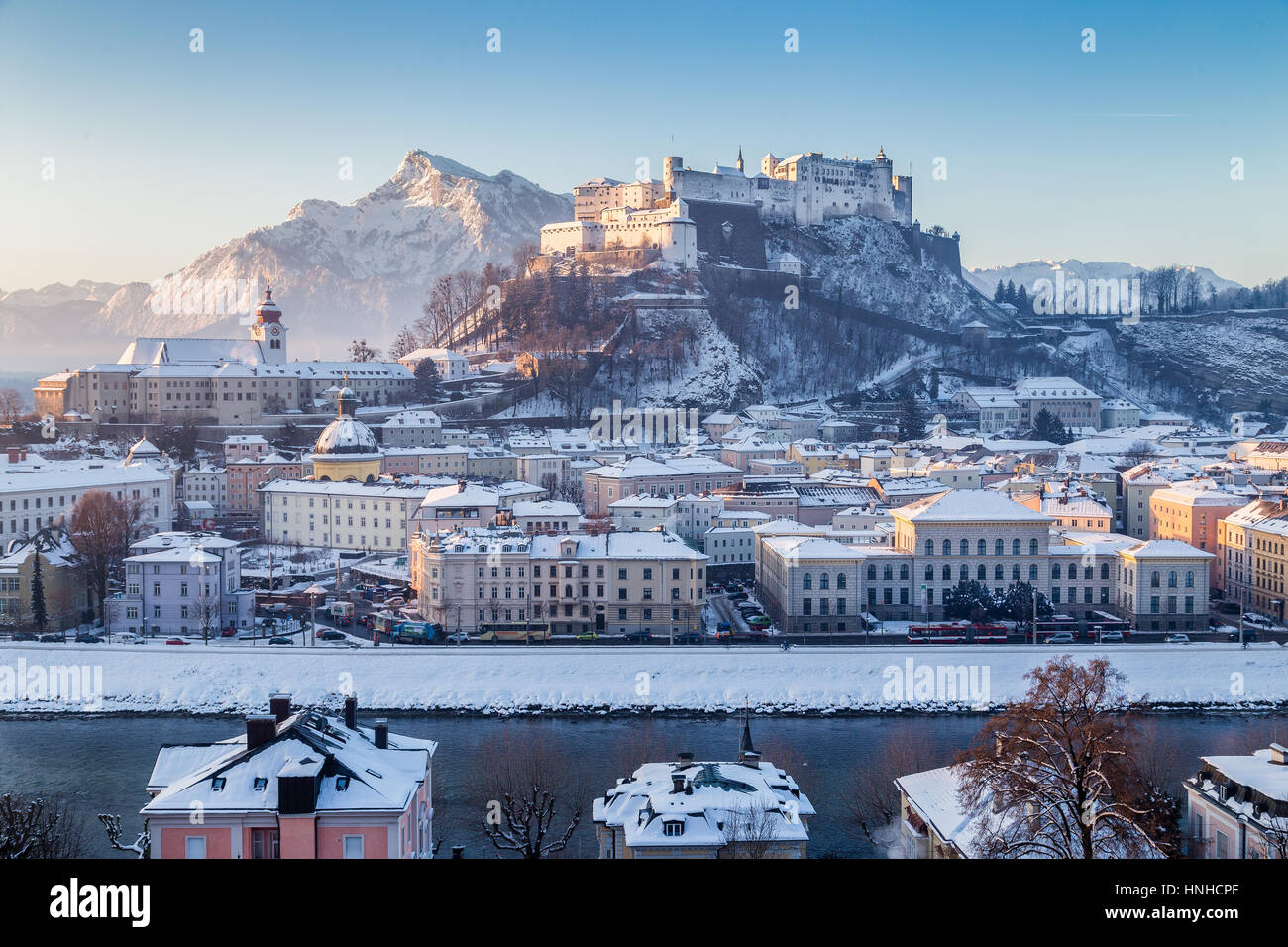 Klassische Ansicht von der historischen Stadt Salzburg mit der berühmten Festung Hohensalzburg und Salzach Fluss im malerischen Morgenlicht an einem schönen Wintertag Stockfoto