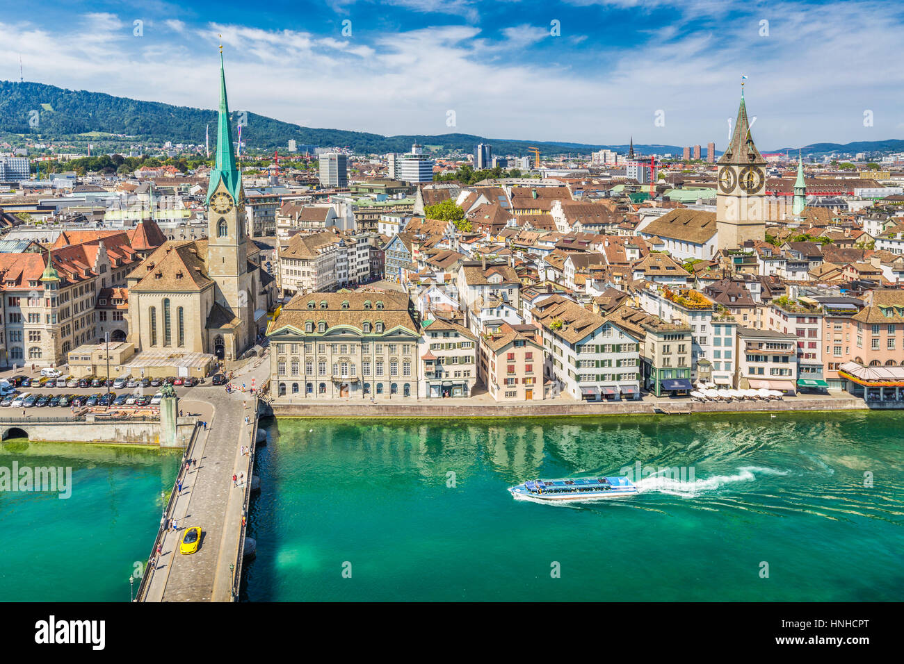Luftaufnahme des Zürcher Stadtzentrums mit berühmten Fraumünster und Sankt Peter Kirchen und Fluss Limmat am Zürichsee gesehen von Grossmünster, Schweiz Stockfoto