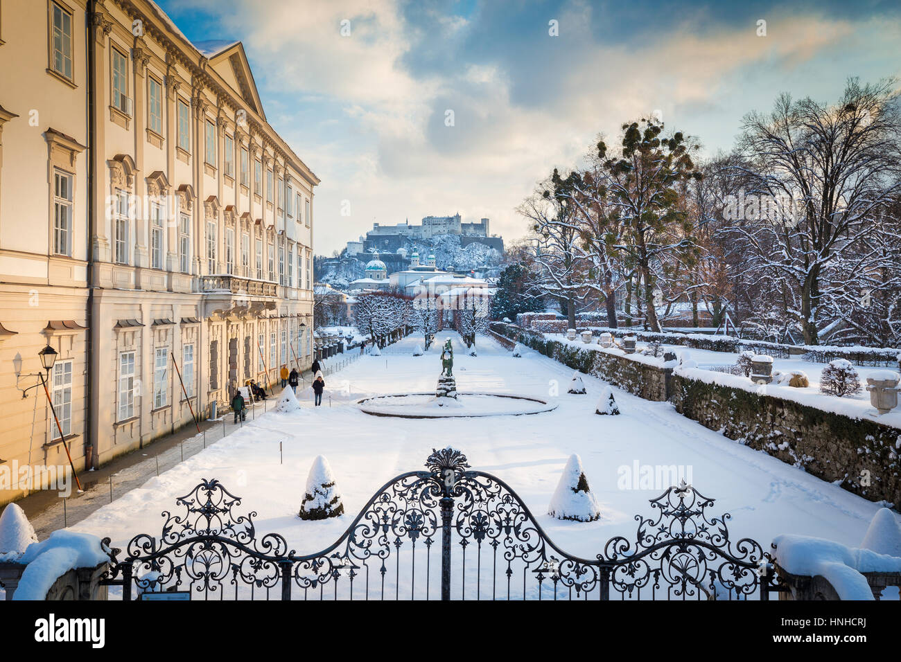 Klassische Ansicht des berühmten Mirabellgarten mit historischen Festung Hohensalzburg im Hintergrund bei Sonnenuntergang im Winter, Salzburg, Salzburger Land, Österreich Stockfoto