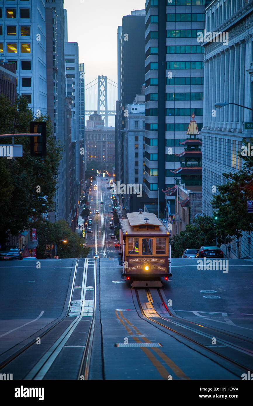 Klassische Ansicht des historischen Seilbahn fahren in der berühmten California Street in schönen frühen Morgendämmerung vor Sonnenaufgang im Sommer, San Francisco, USA Stockfoto
