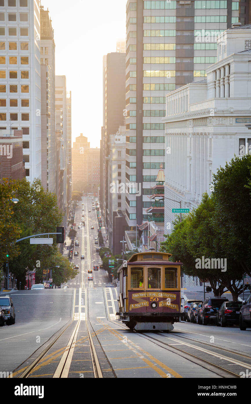 Klassische Ansicht des historischen Seilbahn fahren in der berühmten California Street im wunderschönen goldenen Morgenlicht bei Sonnenaufgang im Sommer, San Francisco, USA Stockfoto
