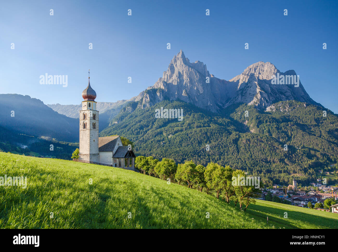 Idyllische Berglandschaft der Dolomiten mit St. Valentin Kirche und berühmten Mount Schlern im schönen Morgenlicht bei Sonnenaufgang, Seis bin Schlern Stockfoto