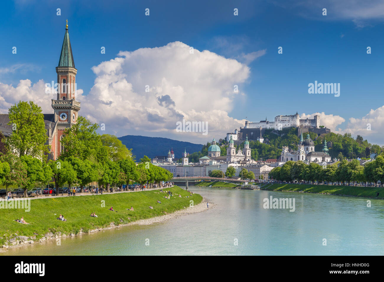 Klassische Ansicht von der historischen Stadt Salzburg mit der berühmten Festung Hohensalzburg reflektieren in schönen Salzach Fluss im Sommer, Salzburg, Österreich Stockfoto