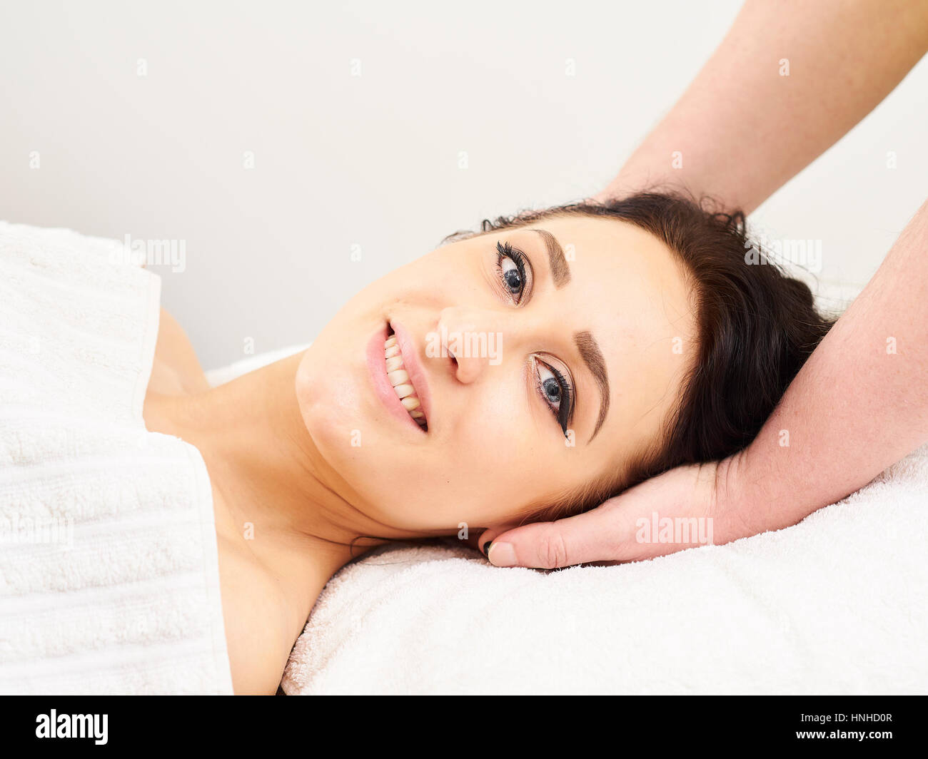 Massage, professioneller Masseur und Frau Kunde Stockfoto