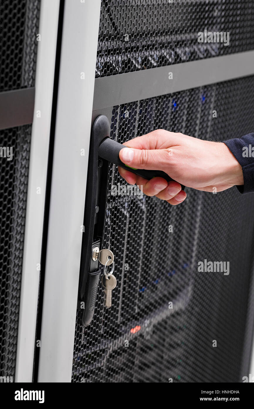 IT-Techniker öffnet Tür zu Server-Rack im Rechenzentrum Stockfoto