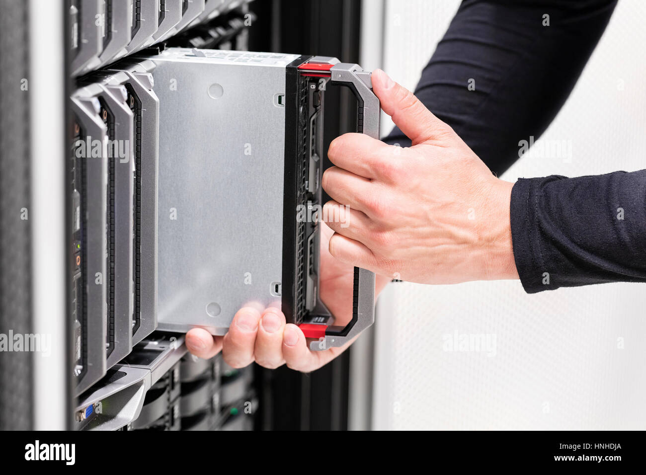 IT-Profi installiert Server-Cluster in großen Rechenzentren Stockfoto