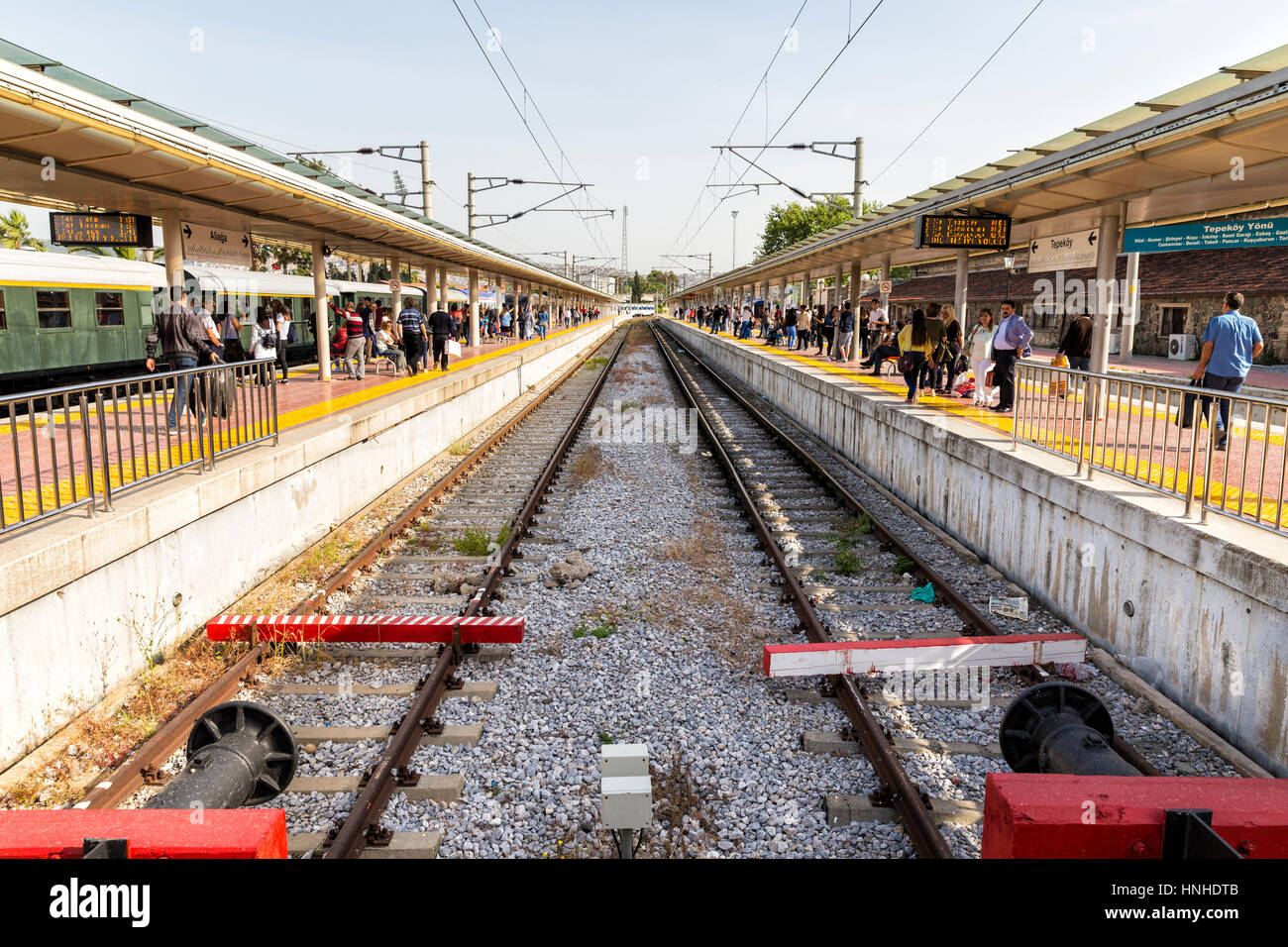 ZUGEINHEITEN Alsancak Bahnhof in Izmir. ZUGEINHEITEN, manchmal auch als Egeray, ist ein Pendler-Schienensystem mit Izmir Stockfoto